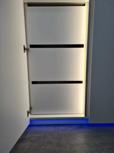 Osvětlená a podsvícená zásuvková komoda