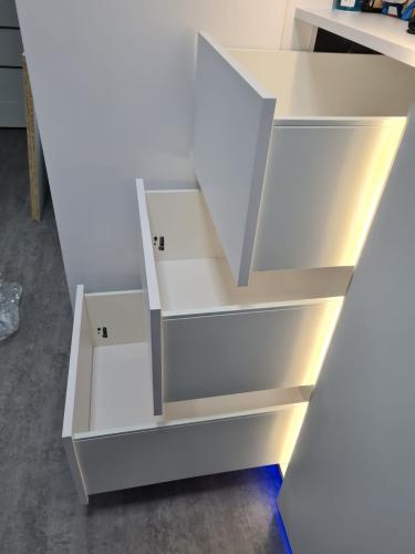 Osvětlená a podsvícená zásuvková komoda
