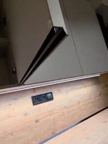 Zapuštěné černé lišty pro dokonale čistou geometrii linií.